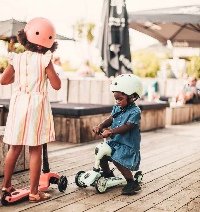 Descubra o mundo das trotinetes e triciclos Scoot & Ride