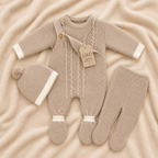 Conjunto de malha bebé com macacão e gorro bege natural LOLO, vista 3