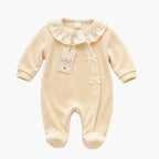 Babygrow de veludo bege com gola de folho, vista 2